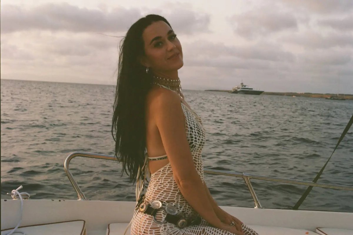 PopCrave's tweet photo. A year ago, Katy Perry released “LIFETIMES.” https://t.co/TaOAgeIDXG