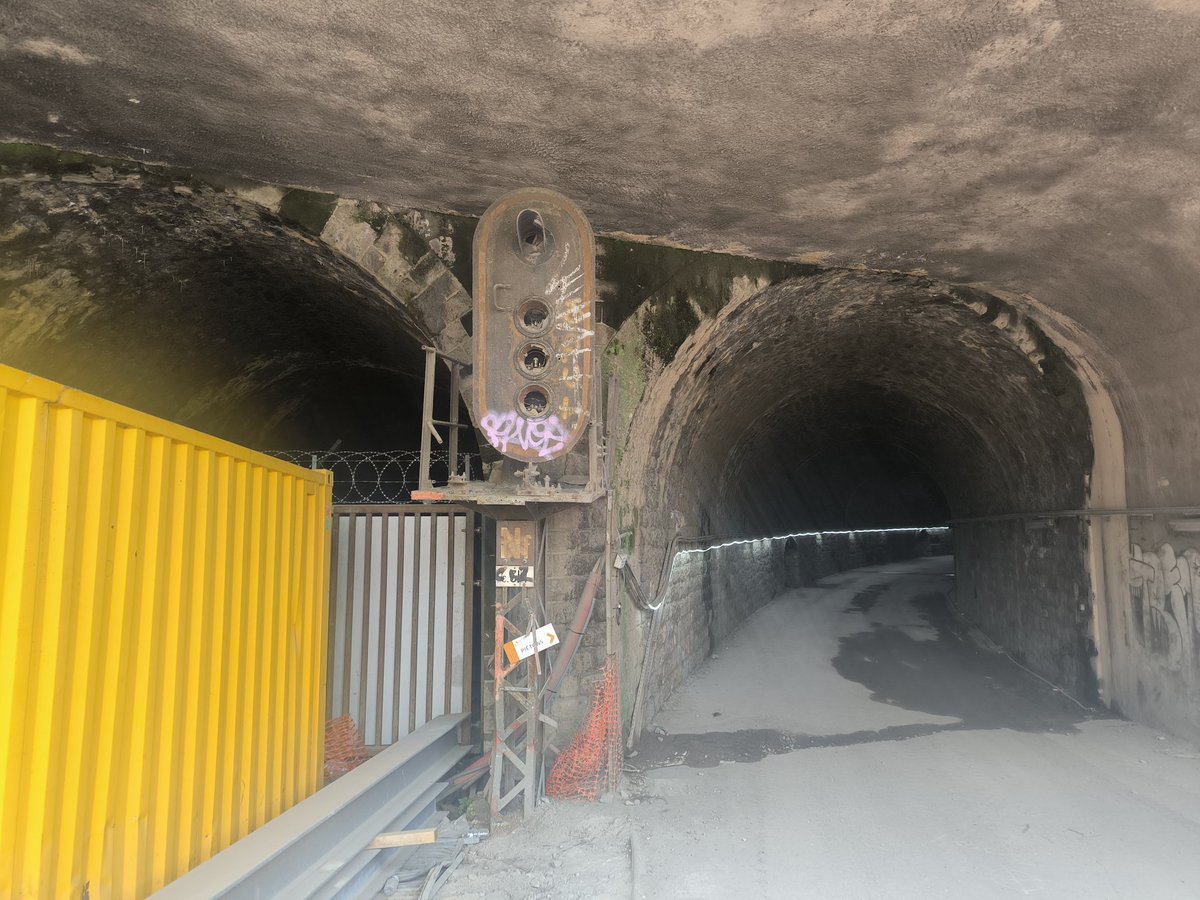 Secteur des Batignolles : il subsiste d'anciens tunnels ferroviaires désaffectés qui servaient pour le rebroussement des trains à vapeur
(lieu non accessible au public)