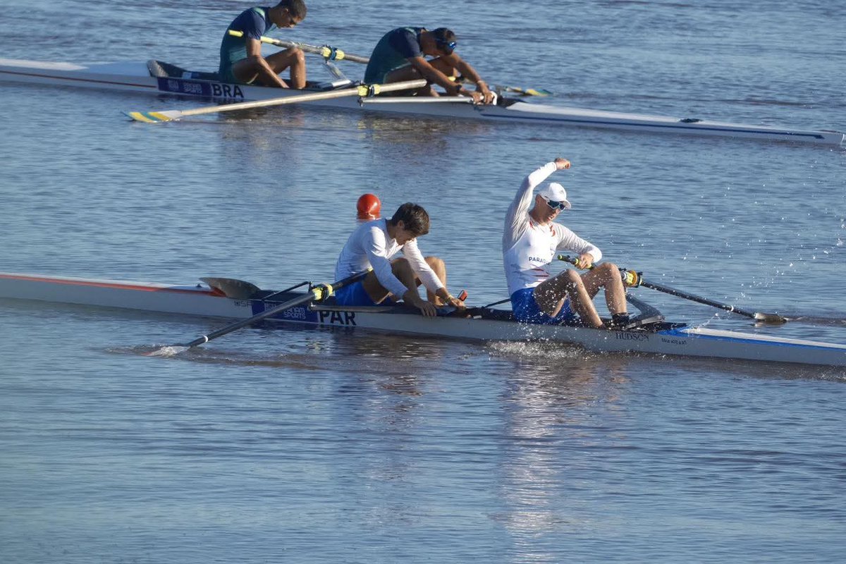Nicolás Villalba y Nicolás Invernizzi consiguen la segunda medalla para Paraguay. Plata en doble sin timonel. 
Qué final para los muchachos superando a la dupla brasileña. 
6:47.99