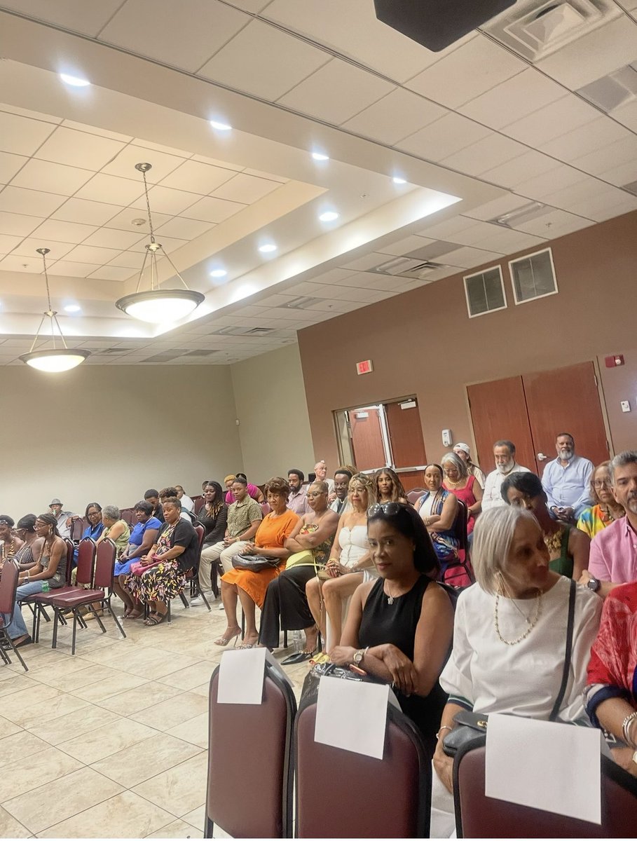 I am truly appreciative of the award I received last Friday evening from Miramar Commissioner Avril Cherasard and Le P’ti Club founder, Jimmie Moise. I will continue to support the Haitian community as I have over the years🇭🇹
