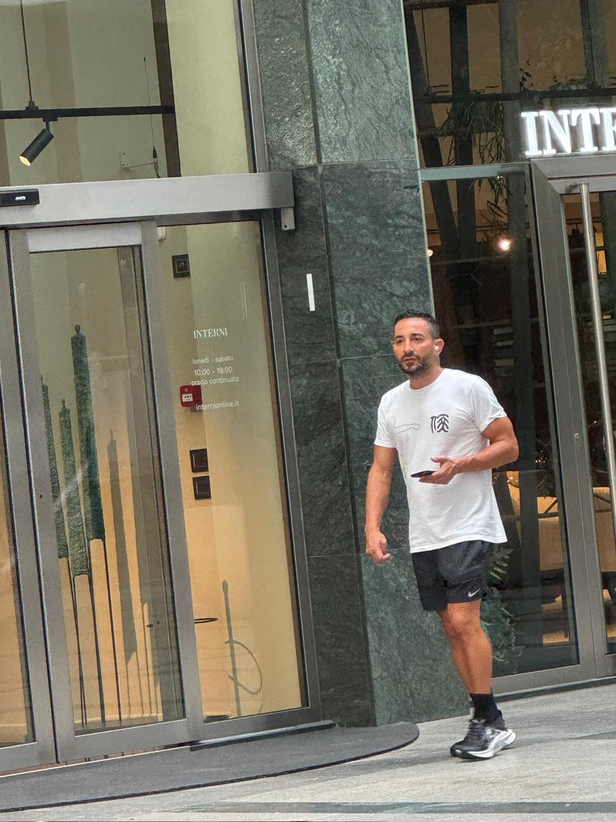 🇳🇱 ⚪🔴 Dennis Man partirà questo pomeriggio per Eindhoven dove domani farà le visite e sta per firmare il suo contratto di 4 anni col #PSVEindhoven

🟡🔵 Al #Parma 8.5 milioni. Proprio in questi istanti, prima del decollo, Giuseppe Riso sta definendo gli ultimi dettagli