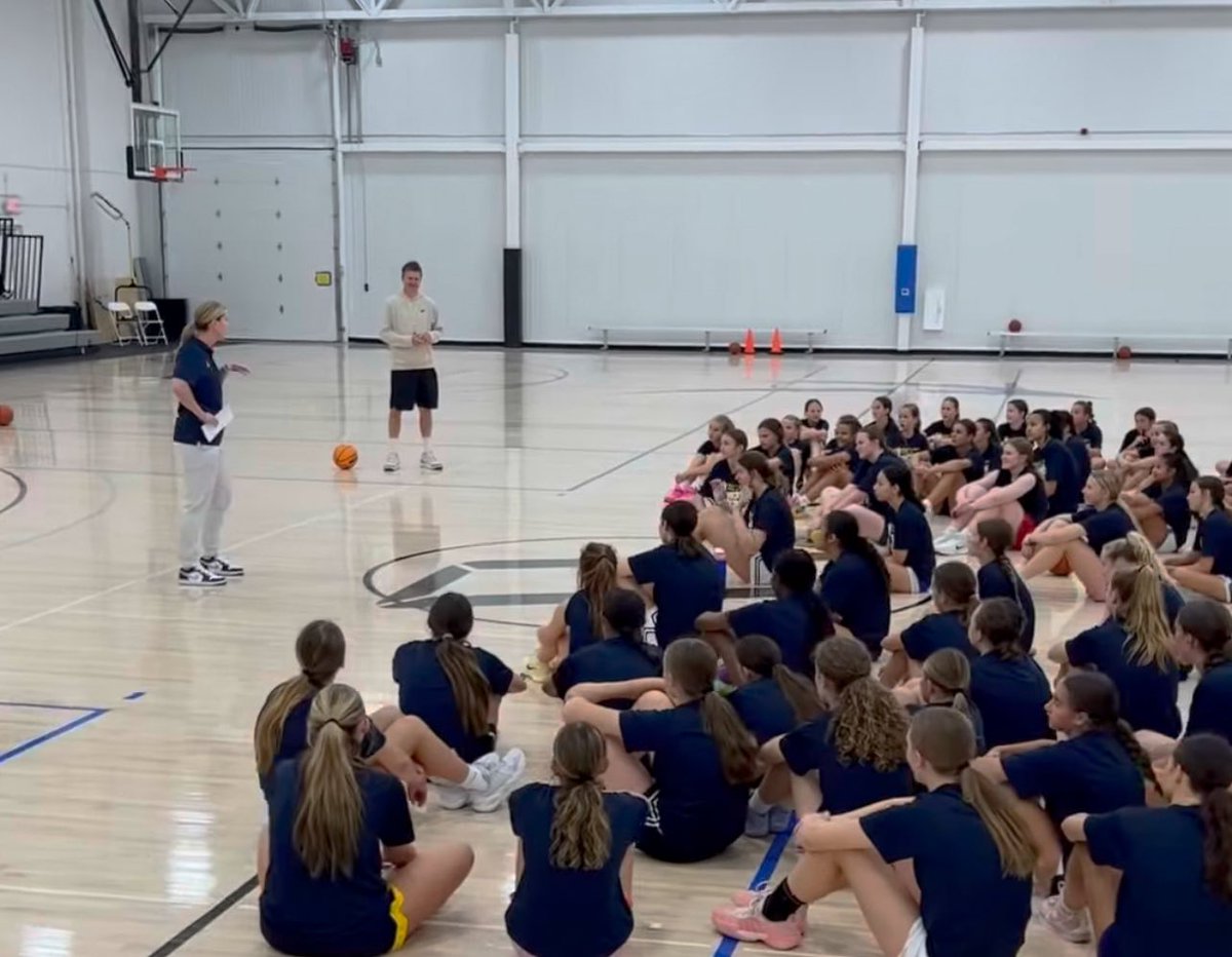 Thank you to Marquettes Head Coach for popping in and talking to the campers! <a href="/cconsuegra/">Cara Consuegra</a> <a href="/MarquetteWBB/">Marquette WBB</a> <a href="/DienerTravis/">Travis Diener</a>