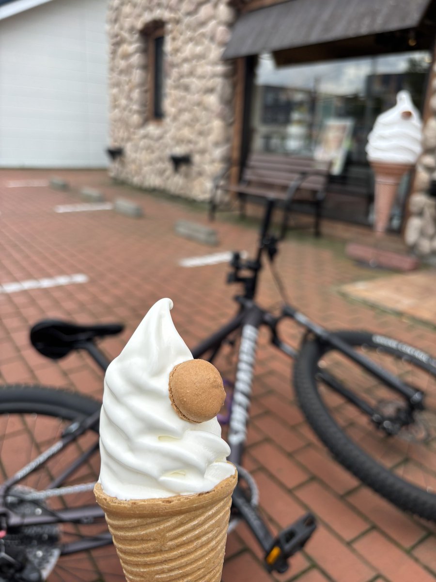 kenbo_555's tweet photo. 今日は朝から夕方までサイクリング🚴
めっちゃ疲れました😵‍💫でもその分最高に気持ち良かった👍　
最後にソフトクリーム🍦疲れた体に糖分😋
#サイクリング　#マウンテンバイク　#エスコンフィールド　#ソフトクリーム　#NIKE #パティスリーモルフォ　#スペシャライズド https://t.co/k66tKWexvL