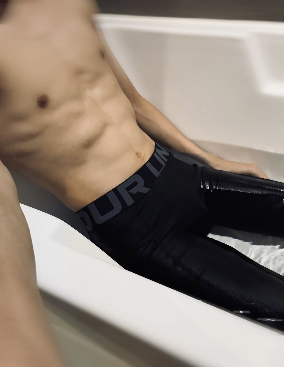 練完波之後同隊友一齊浸🧊
佢話想坐喺我上面
點部署？🤨