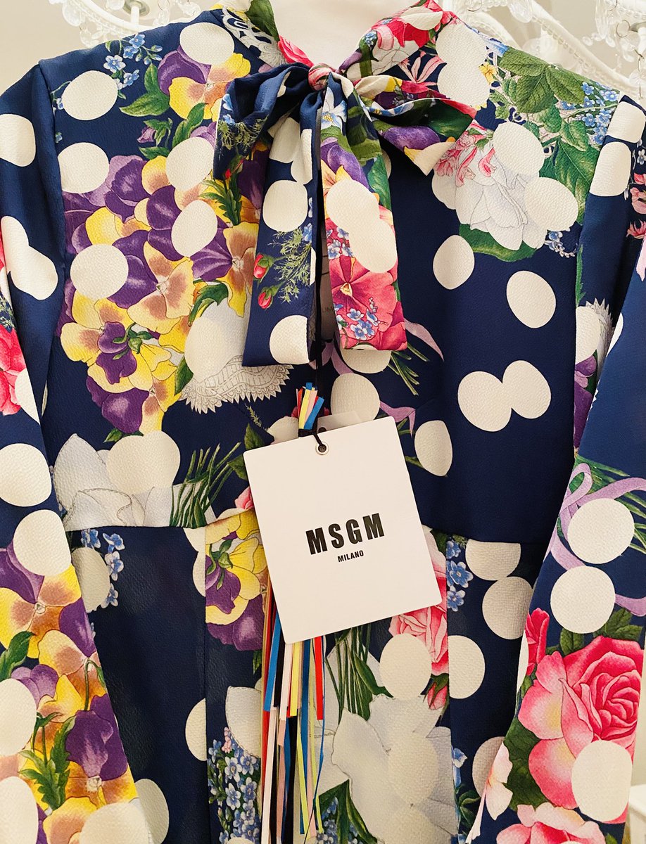ayaka_sweets_1's tweet image. 初✨MSGM🇮🇹👗

以前から時々チェックしていて、初購入🛍️
いくつか気になる👗があり、やっぱり花柄に💐❤️

私には珍しく、はっきりとした色&amp;amp;柄でとても華やか🌹💕

#msgm 
#ワンピース
#花柄ワンピ
#花柄ワンピース
#服垢
#ファッション垢
#服好きな人と繋がりたい 
#日常垢