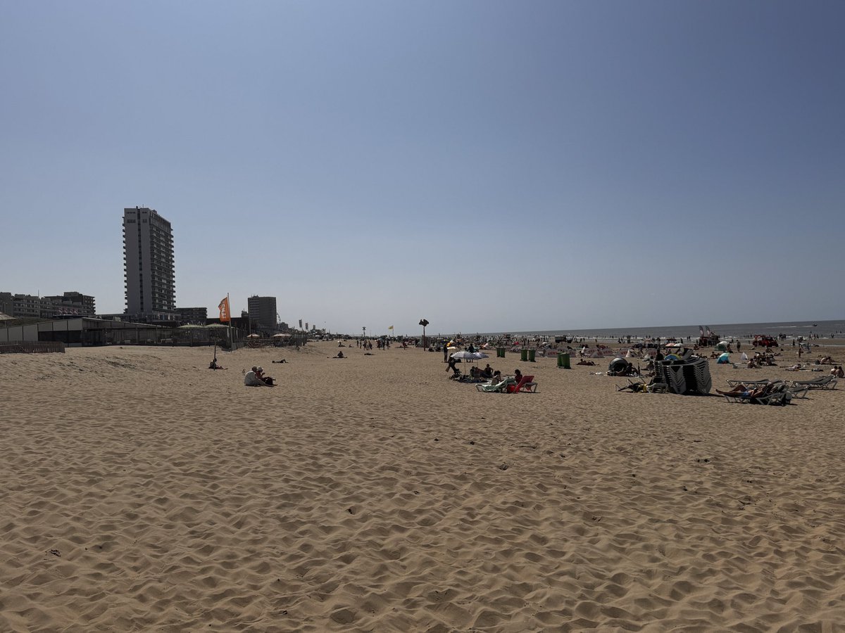 Zandvoort is redelijk vol maar er is nog plaats op het strand.