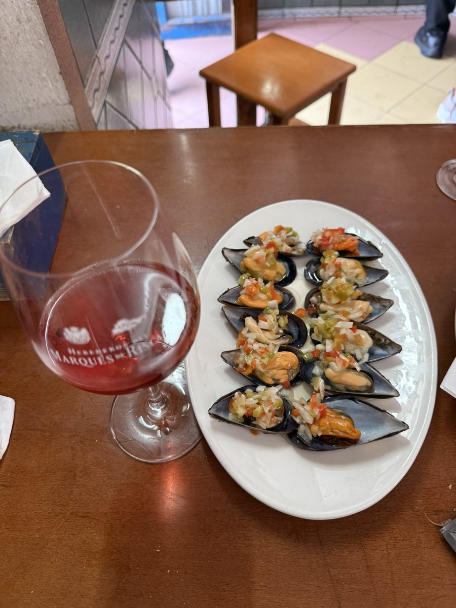 josecdiez's tweet photo. En Casa Ramon en el Fontan en Oviedo tomando gamba de Huelva, boquerones seguramente de Cádiz, Mejillón y Godello gallego y prieto picudo de León.

El comercio es la base del desarrollo económico, algo que el cenutrio de Trump no aprendió en la universidad https://t.co/EtyWyN4zIB