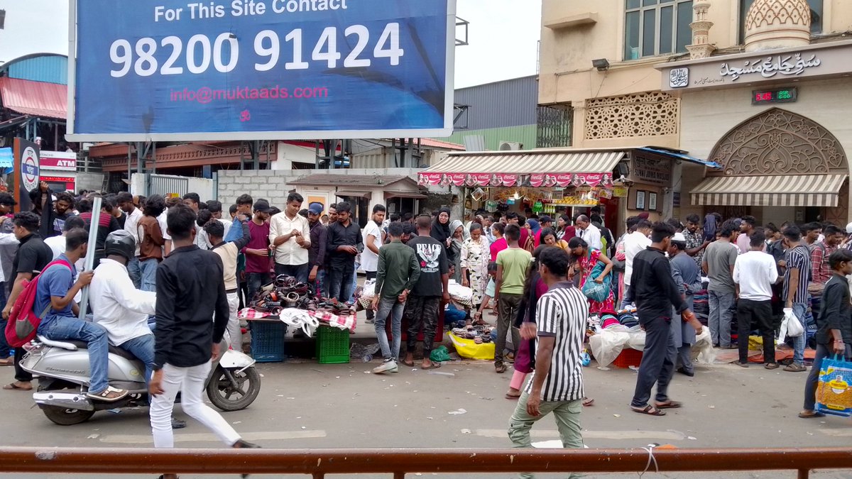 ViegDaisy's tweet photo. @WesternRly 
Location : Outside  Bandra West Station Area. Hawkers selling goods within 100 metres of station area. Chances of a stampede happening here 

100 meters from station was to be No Hawkers area after stampede at Railway station https://t.co/2rkHHtru15