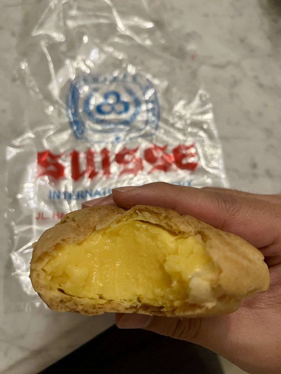 Suisse bakery hayam wuruk

Patut dipuji 👍👍👍
Roti kornet garing luarnya soft dalemnya dan kornetnya meaty ga ngendal
Risol n kroket padet gurih banyak dagingnya
Dia punya sus kulit lemes dan isian full ginuk ginuk nyammm

RO: woiya tp kirim aja. WA di post berikut