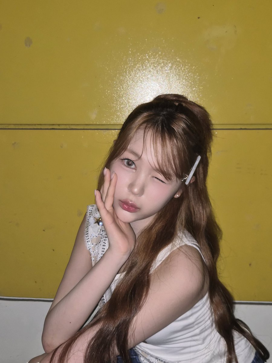 예온이 위버스 ....
사진 다양하게 올려준 거 너무 좋으다🫰😇 
( 너무 늦게 봐버려서 몇 분이나 손해본 건지 감도 안 옴 ㅡ )