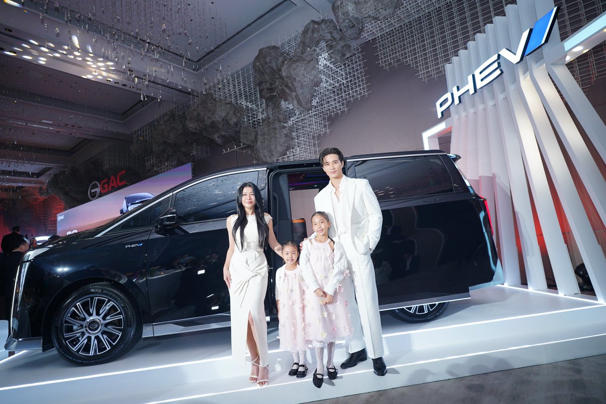 On August 8th, GAC M8 PHEV was launched in Thailand, marking the beginning of the luxury hybrid MPV era. The launch event was attended by former Deputy Prime Minister Phinij Jarusombat and Narongsak Putthapornmongkol, President of the Thai-Chinese Cultural Relationship Council
