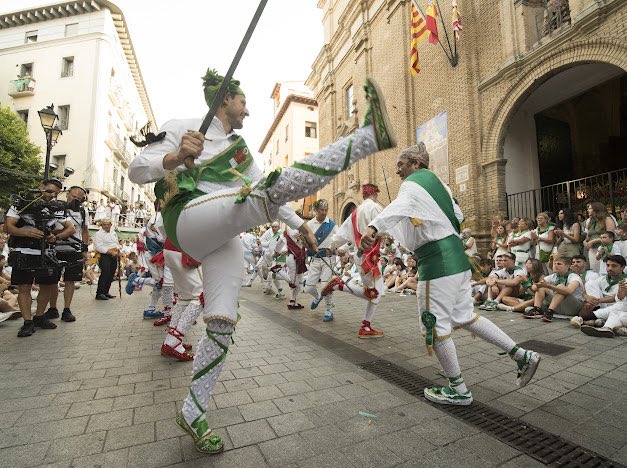 🤍💚 Los @danzantesdehuesca han danzado como cada mañana del 10 agosto, día de San Lorenzo, frente a la basílica de nuestro patrón ante miles de oscenses y visitantes, y acompañados de la música de la @banda_huesca. 

📸 <a href="/blasco/">Pr blasco</a>.javier 

#SanLorenzo2025 #SanLorenzoHuesca