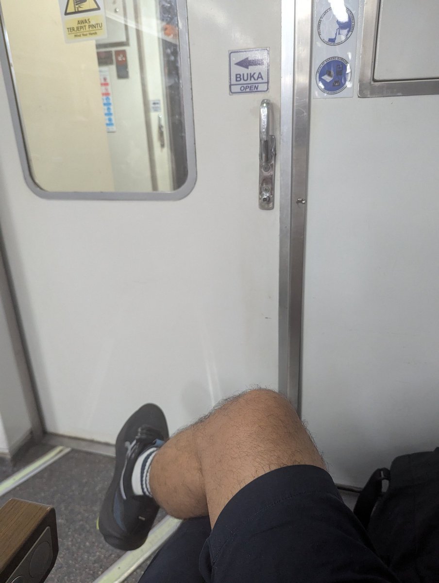 Seat 13B di Argo Merbabu. Ini adalah kursi paling sial yg bisa Anda dpt: orang lalu lalang depan lutut dengan pintu manual yg ga selalu ditutup balik, jendela tanpa sun shield,  luggage rack tdk bisa dipakai + tdk ada cloth hanger! <a href="/KAI121/">Kereta Api Indonesia</a>  tolong lah, gitu amat sama customer!