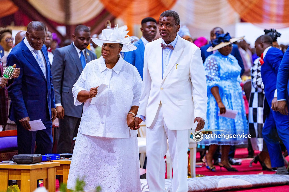 TheHGService's tweet image. With hearts filled with gratitude, @PastorEAAdeboye and his family danced before God giving thanks and glory to Him for a marvelous and successful convention. 

Day 7
Thanksgiving Service

#TheOvercomers
#RCCGAnnualConvention2025
#RCCG