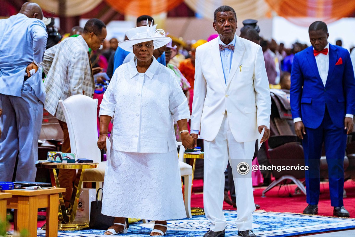 TheHGService's tweet image. With hearts filled with gratitude, @PastorEAAdeboye and his family danced before God giving thanks and glory to Him for a marvelous and successful convention. 

Day 7
Thanksgiving Service

#TheOvercomers
#RCCGAnnualConvention2025
#RCCG