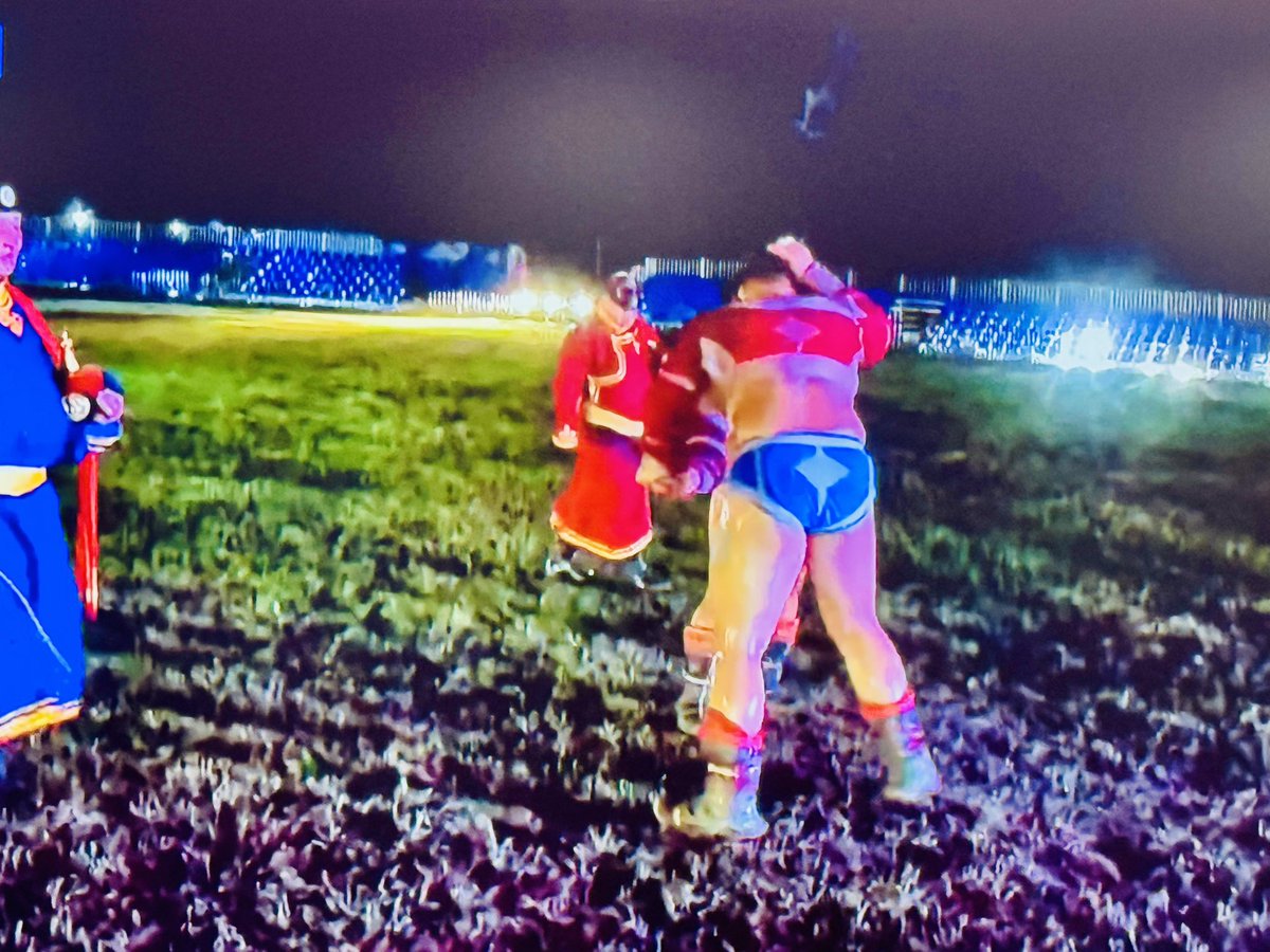 Ховдын хоёр хүчтэн усан бороо, харанхуй шөнө ч яс л үзэх юмдаа. Уяачдын холбоо маш муу зохион байгуулалт хийж бөхчүүдийг харанхуй шөнө, хүйтэн усан бороонд барилдуулж бна.