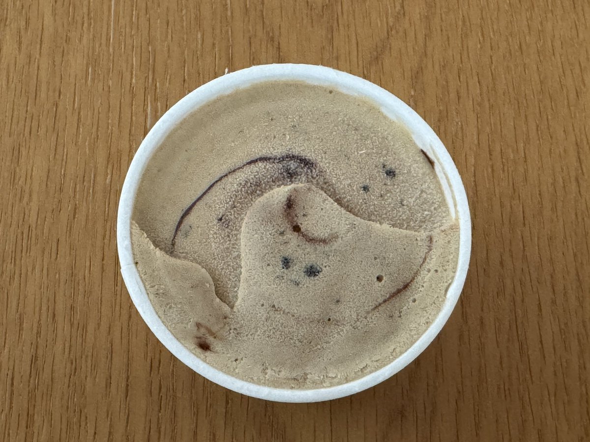 mp2988k's tweet photo. 今日のおやつは、ハーゲンダッツさんの期間限定「コーヒークッキーサンデー」♪ほろ苦味のコーヒーアイスクリームとチョコレートクッキーが最高です🥰
美味しく頂きました❣️
#アイス
#コーヒークッキー���ンデー
#ハーゲンダッツ https://t.co/WTXe8SjNRt