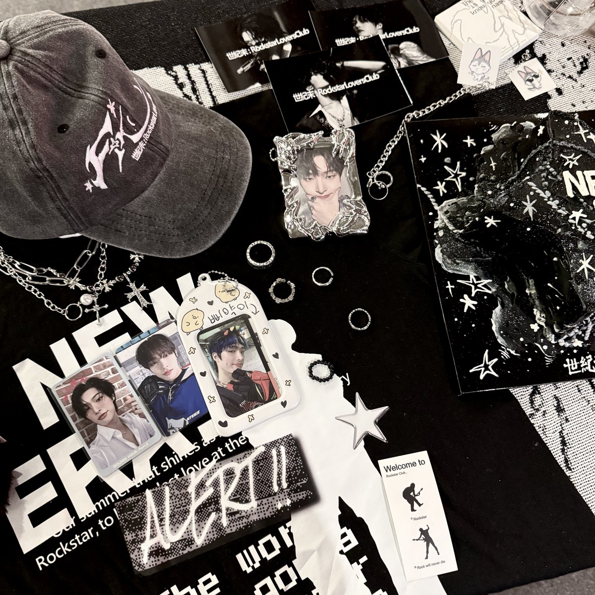 운 좋게 첫 번째 사진 대형 현수막 나눔 받았다o̴̶̷̥᷅⌓o̴̶̷᷄💛
특전,쿠키,내부 다 최고 아! 주최자님 증말루 천사 시구..?
락스타민기는 말해 뭐해? 역시 최고자너..🫶🏻

#NEWERA_OF_MINGI
#世紀末_Rockstar_Lovers_Club
