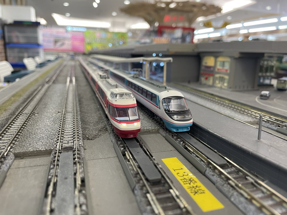 loading9644p's tweet image. 本日はリサイクルショップを巡りながら岐阜方面、
カラフルタウンのポポンデッタへ
手を掛けて整備したRSEのテスト走行は快調
購入時のギクシャクした走りから見違えたスムーズな走行
手を掛けた甲斐があった
欲を言えばどこかのサークルがM-13化キットとか出してくれないかな？
#Nゲージ
#MODEMO