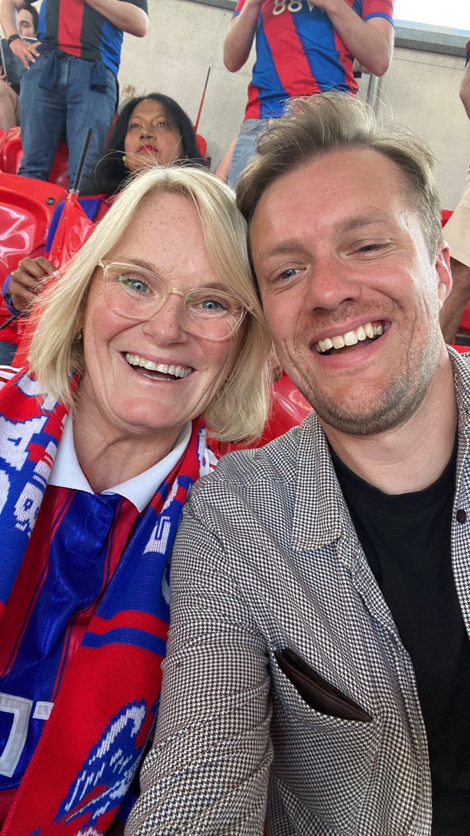 Can anyone help me find Debs? Met her at the cup final and would love to buy her a drink! #cpfc <a href="/Bobby_Smithh/">Bobby Smith</a>