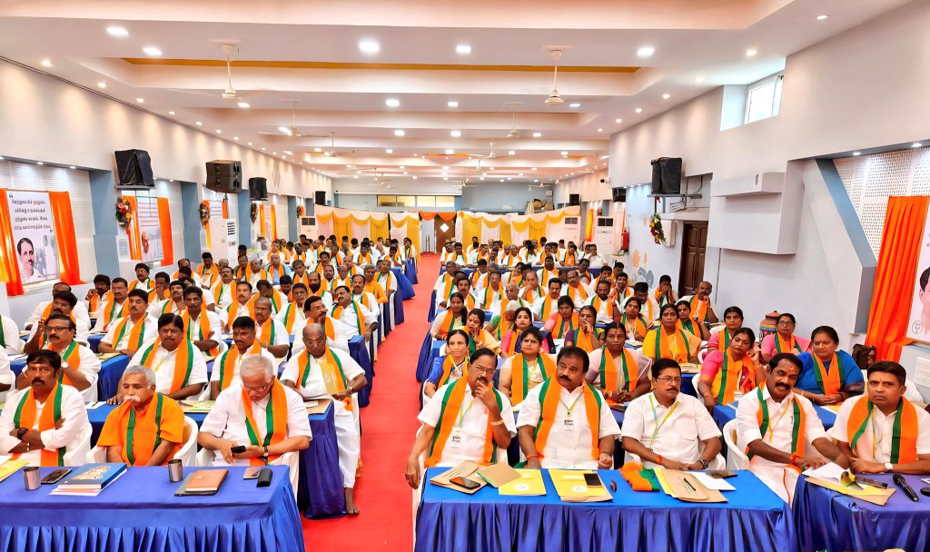 Dr. Arvind Menon (@menonarvindbjp) on Twitter photo நமது தமிழக பாஜக "மாநில அமைப்பு செயல்பாட்டு பயிற்சி முகாம் – 2025" மாநில தலைவர் திரு. <a href="/NainarBJP/">Nainar Nagenthiran</a> அவர்களின் தலைமையிலும், தேசிய அமைப்பு பொதுச்செயலாளர் திரு. <a href="/blsanthosh/">B L Santhosh</a> அவர்களின் முன்னிலையிலும், சென்னை கமலாலயத்தில் நடைபெற்று வருகிறது.
முகாமின் துவக்க நிகழ்வில், மத்திய அமைச்சர் நமது தமிழக பாஜக "மாநில அமைப்பு செயல்பாட்டு பயிற்சி முகாம் – 2025" மாநில தலைவர் திரு. <a href="/NainarBJP/">Nainar Nagenthiran</a> அவர்களின் தலைமையிலும், தேசிய அமைப்பு பொதுச்செயலாளர் திரு. <a href="/blsanthosh/">B L Santhosh</a> அவர்களின் முன்னிலையிலும், சென்னை கமலாலயத்தில் நடைபெற்று வருகிறது.
முகாமின் துவக்க நிகழ்வில், மத்திய அமைச்சர்