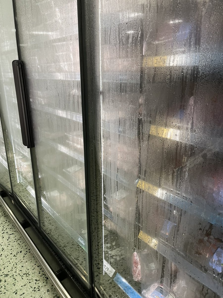 Lagimikey09's tweet image. Morrison’s, interesting trying to shop 😂😂😂🥵🥵🥵 #humidity #Heat