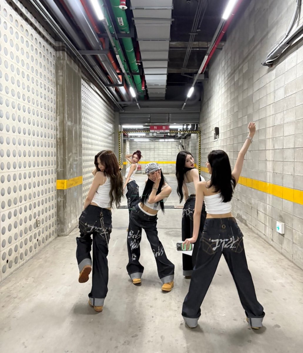 yeppeunryuna13's tweet photo. ITZY IS FIVE https://t.co/GLUCnpO5gS