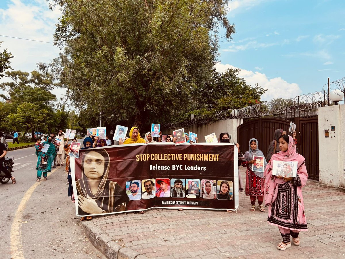 BalochYakjehtiC's tweet photo. 𝗗𝗮𝘆 𝟮𝟲 – 𝗜𝘀𝗹𝗮𝗺𝗮𝗯𝗮𝗱 𝗦𝗶𝘁-𝗜𝗻

Today marks the 26th consecutive day of the Baloch families’ sit-in in Islamabad, held to demand the release of Baloch Yakjehti Committee (BYC) leaders and an end to enforced disappearances in Balochistan.

Amidst scorching heat, these families including elderly women and young children remain on the roadside without shelter, as authorities continue to deny them the right to set up a camp. The road to the Islamabad Press Club remains sealed, cutting them off from the space traditionally meant for victims to raise their voices.

Instead of addressing their legitimate demands, Pakistani authorities maintain road blockades, conduct surveillance, and harass participants.

#EndEnforcedDisappearances
#StopBalochGenocide
#ReleaseBYCleaders
