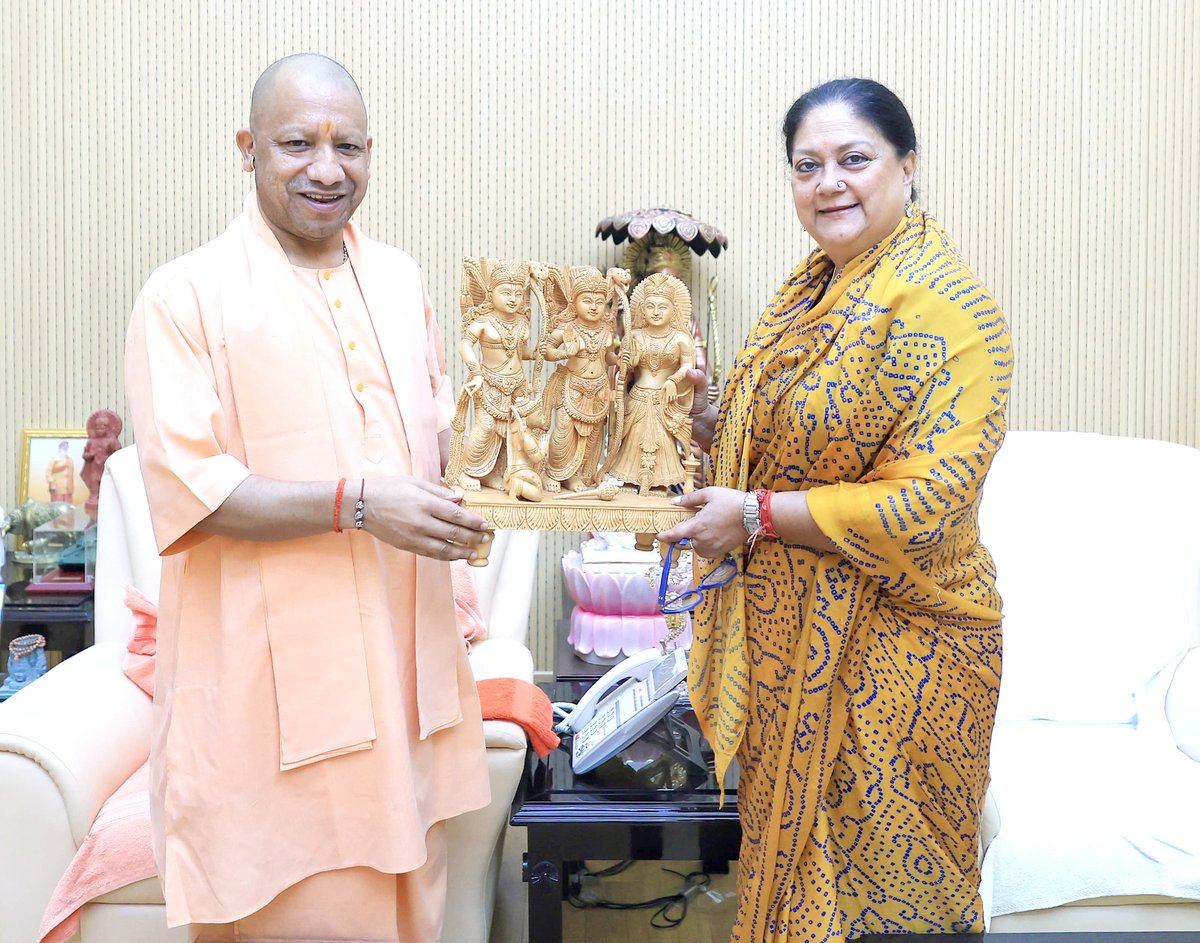 myogioffice's tweet image. मुख्यमंत्री श्री @myogiadityanath जी महाराज से आज लखनऊ में @BJP4India की राष्ट्रीय उपाध्यक्ष एवं राजस्थान की पूर्व मुख्यमंत्री श्रीमती वसुंधरा राजे जी ने शिष्टाचार भेंट की। 

@VasundharaBJP