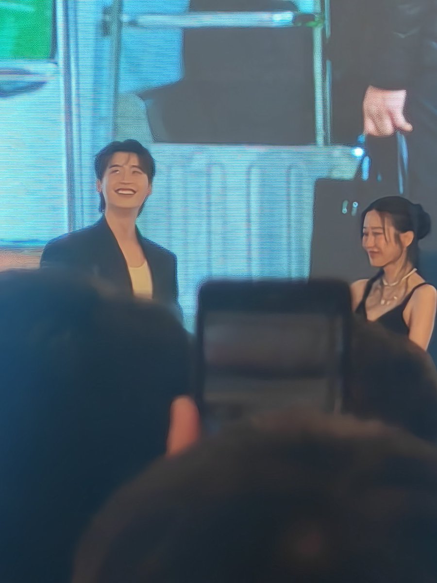 IkSong99er's tweet photo. Not me arriving at my hotel then deciding to go to the mall only to see Lee Jong Suk😭🤣😭😭😭 https://t.co/ZebOhGAMxc