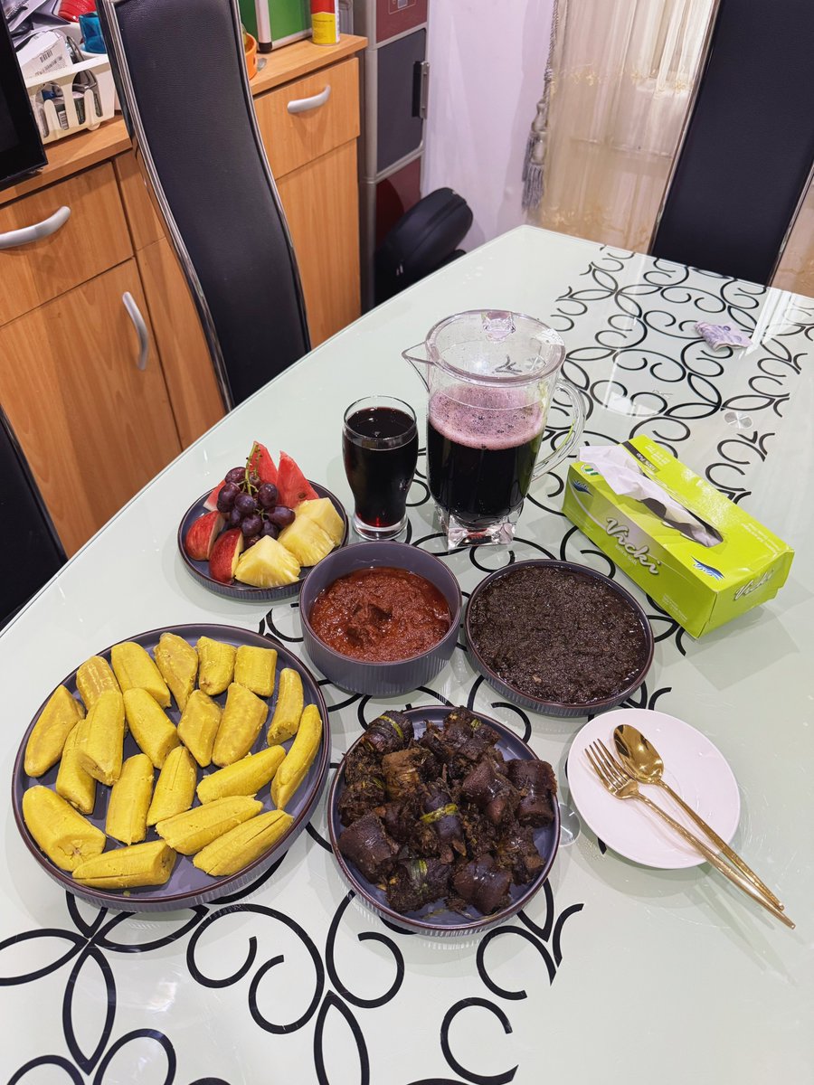 Lunch! Bushmeat and plantain Sunday!😍🍖🍲🍎🍇🍹