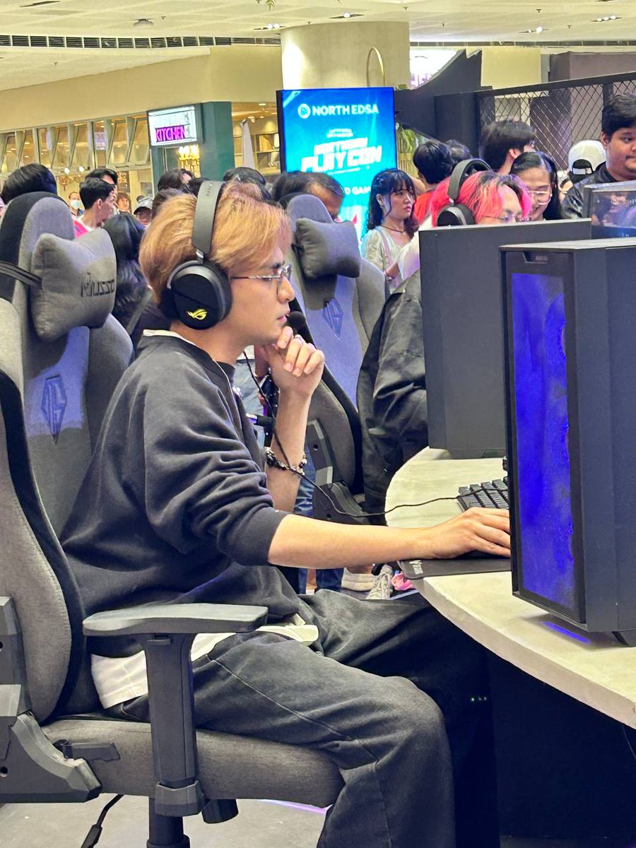✨[#ReviPix]
📅 08102025
🎟️ Valorant Ppop Showmatch
📍 SM North Edsa

From mic to mouse — Gamer Revi came to play 🎮🔥Thanks for cheering him on at the Valorant Ppop Showmatch!

#GenZix #GenZix_Revi 
#NorthernPlaycon #TeamWanGen