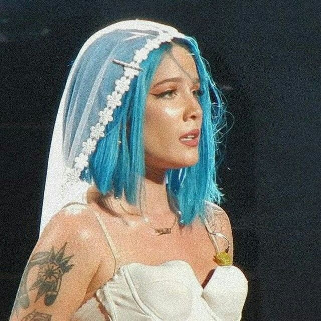 good morning gang let’s admire one of the best halsey looks ever