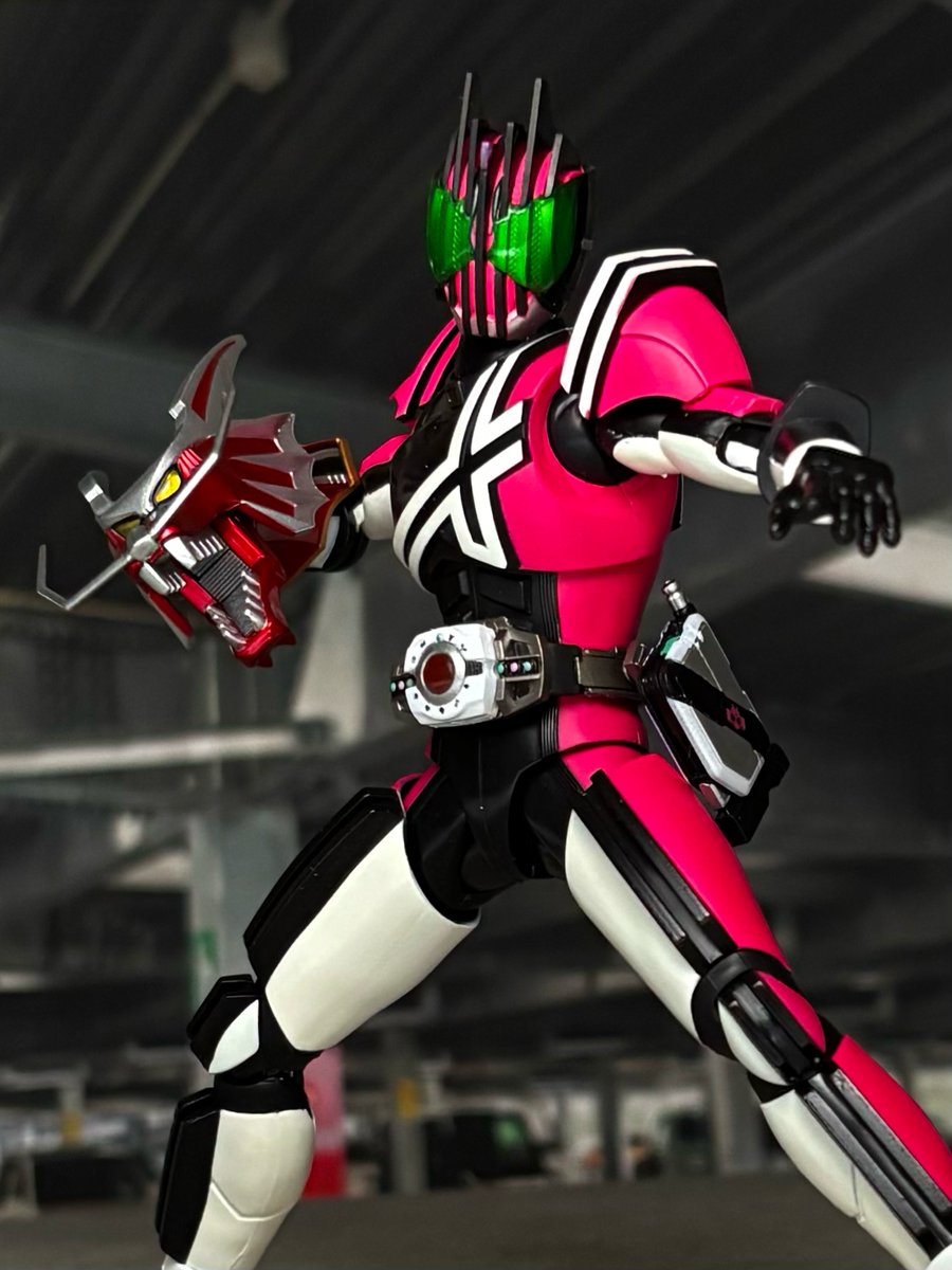 #夜のフィギュア撮影会
#フィギュアーツ写真部
お題『フリー』

アタックライド ストライクベント