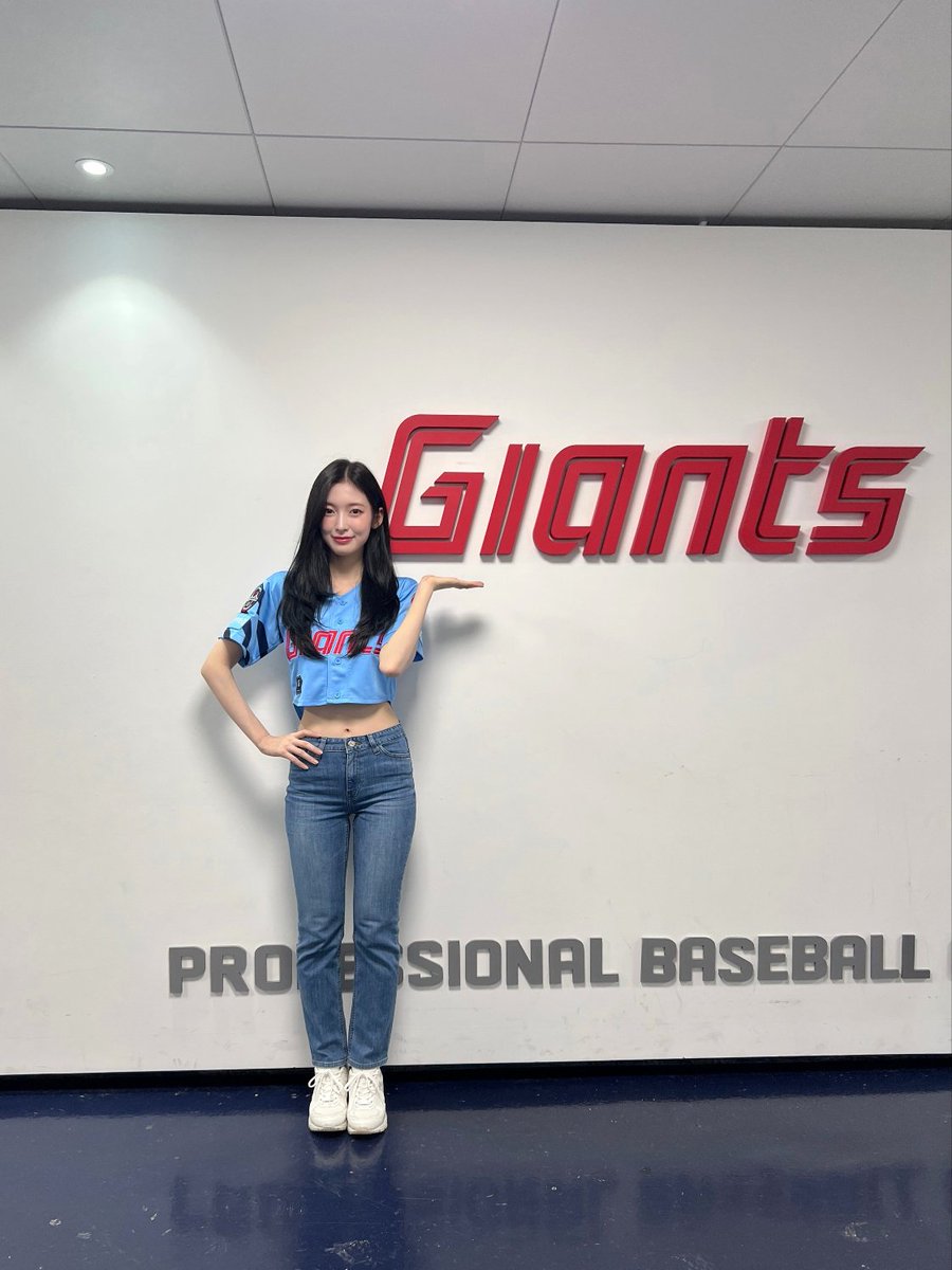Arin_ATRP_'s tweet photo. [📸]
250810 2025 KBO리그 롯데 자이언츠-SSG 랜더스 경기 시구

#아린 #Arin https://t.co/hoLa4asPGa