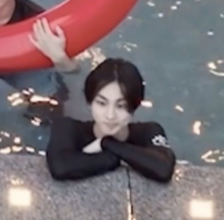 babewonluv's tweet photo. anime                          real life https://t.co/VCoqx7F4S0