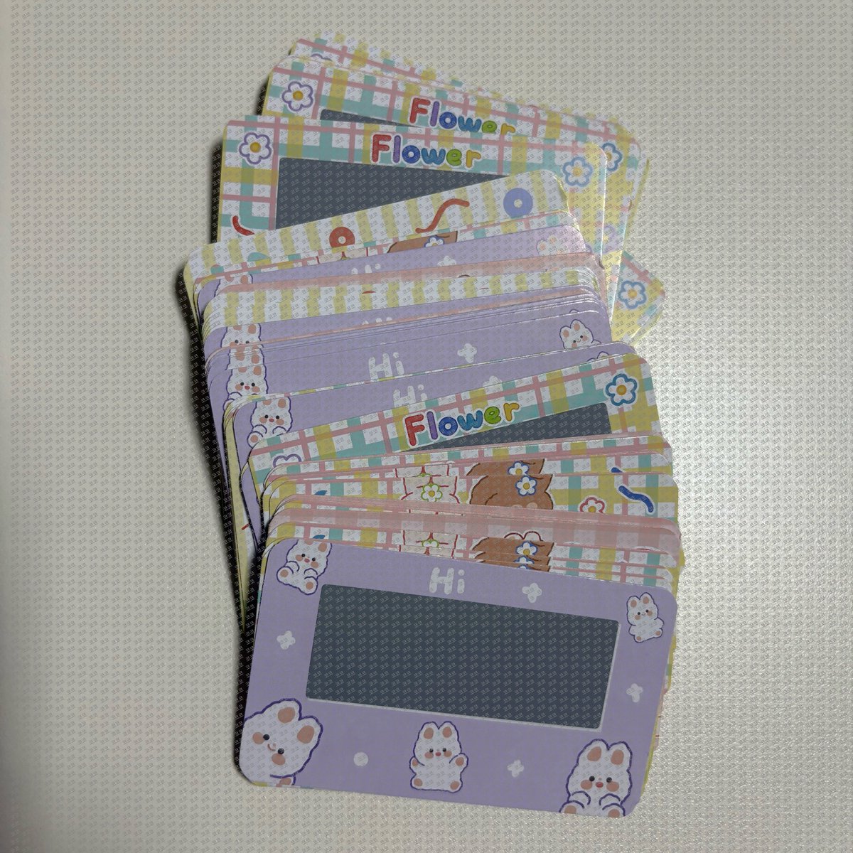 🌸 플레이브 콘서트 나눔 공지 🌸

💙 8월 15일 첫콘 (장소, 시간, 착장은 당일 타래로 공지)
💜 므메미무 뜨개 귀도리+턱받이
💗 랜덤 스크래치 쿠폰에 써진 등수대로 선물을 드려요! (사진 참고)

1등 - 귀도리 + 턱받이 세트 (2명)
2등 - 귀도리 세트 (2명) or 턱받이 세트 (2명)
3등 - 턱받이 랜덤