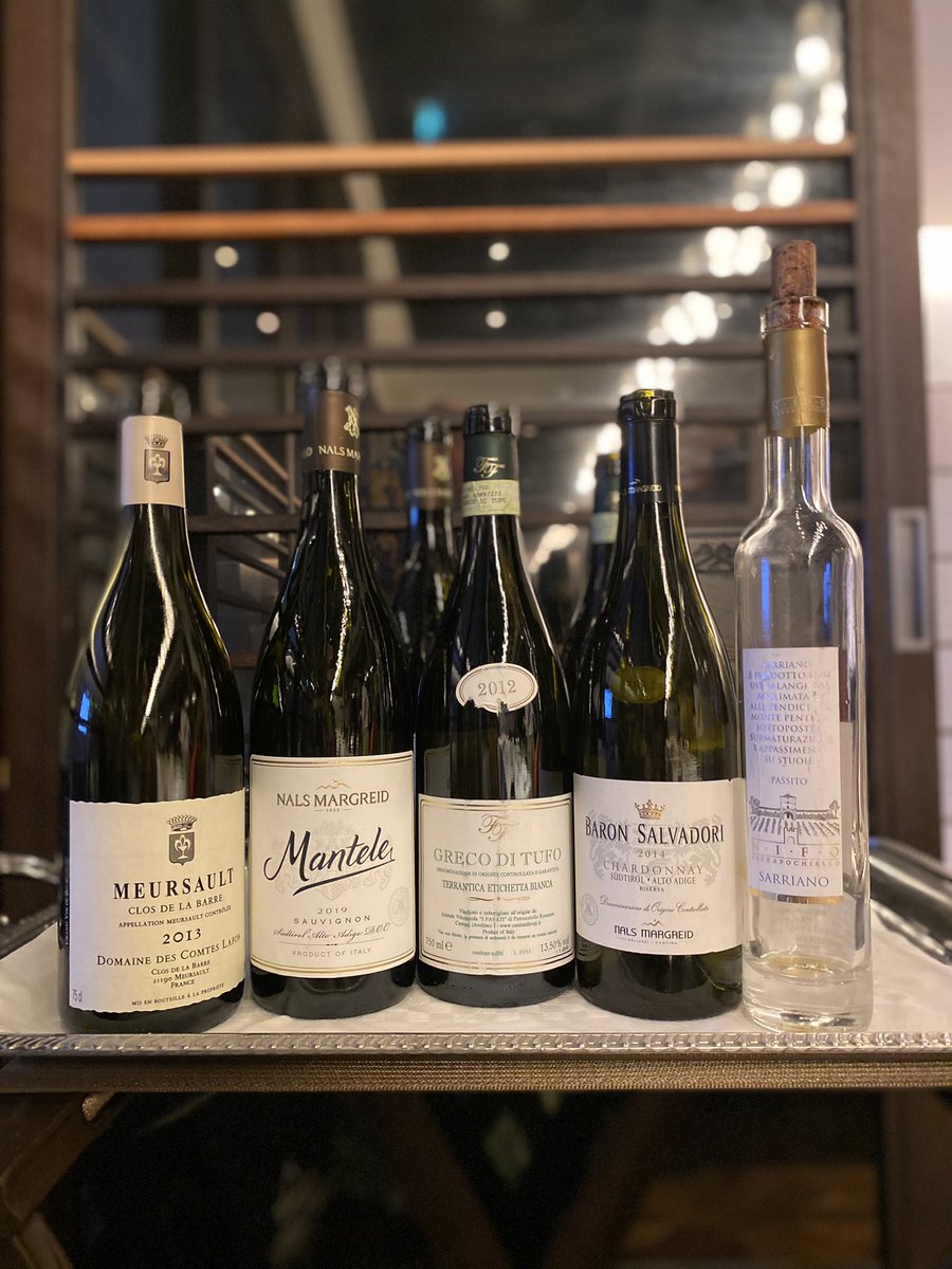 『エノテカノリーオ』での定例ワインサロン。同店と親交の深いイタリアの生産者から厳選した3種の白にブルゴーニュの名手コント・ラフォンの「ムルソー クロ・ド・ラ・バール」を交えたブラインドテイスティング。今回は分かりやすいかな？と思いきや、試飲してみるとなかなか難解で興味深い体験に🤔✨