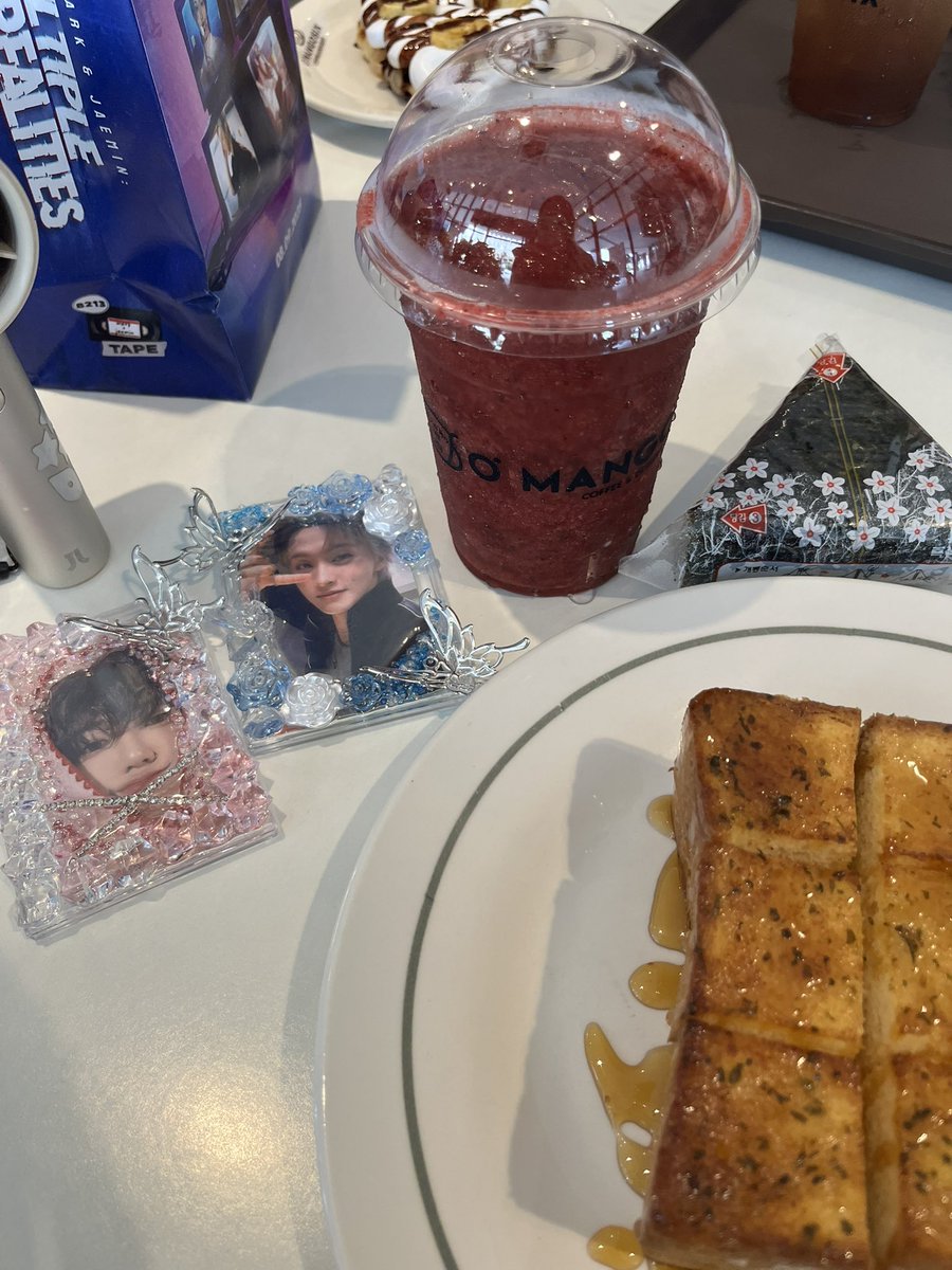 rnjunlvr_'s tweet photo. thank you so much markminists !! 🩷🩵 naging social butterfly bigla but had so much fun ~ @8213TAPE #MARKMINfiniteRealities #8213TheFirstShow https://t.co/QtTMga9VWx