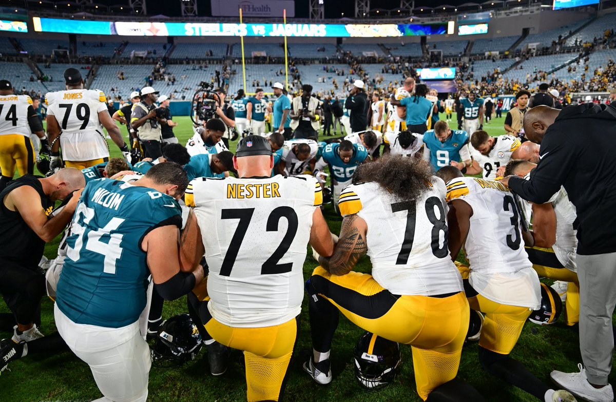 I'm pretty certain that when Ed Thompson took this picture last night at the end of The Jaguars-Steelers game he didn't realize what it meant to some people in West Virginia.

 #64 Wyatt Milum and #72 Doug Nester are both from Wayne County.  Spring Valley specifically.
#Proud