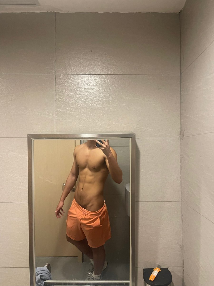 翻到去年美黑的照片，感觉还是黑点好看