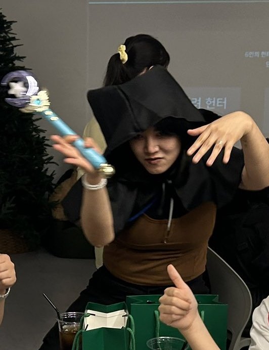 #이착던_클리어_

이착헌의 입문한 지 얼마 안된 초뉴비 멤바였던... (ㅁㅓ쓱)
어쩌다 보이 같은 테이블의 네 분(빡빡..)의 대장(?)을 맡게 된 마법봉의 송지철...
진짜 스텝분들과 함께 해주신 분들 덕에 1년치 웃을 거 다 웃고 오다....
감사합니다 최고였어요 모두들...이착헌에 진심이야🥹🫶