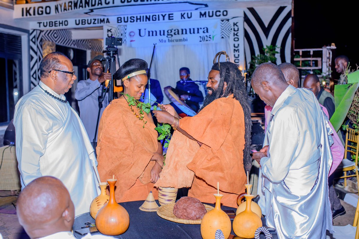 RTANGARWMABOKO's tweet photo. ISABUKURU NZIZA Y'#Imyaka8 yo Kubanamo kwacu, #InjishinUmuheto,twe buri mwaka iyo tuganura tunishimira Urugo Ruhire twubakiwe n'Imana y'iRwanda n'Ababyeyi Duterekera Ishimwe ry'Umuryango w'i🇷🇼. 
Ishya n'Ihirwe mu ngo n'imiryango by'u Rwanda,Ubuhoro Nyagasani.
NI RWOGERE❤️❤️❤️❤️❤️ https://t.co/aYsvJOhhx2