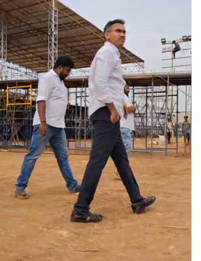arunraajkg's tweet photo. அரசியல் பதவிக்காக அல்ல, சமூக மாற்றத்துக்காக.

வாக்கை மட்டும் கேட்கும் அரசியல் இல்லை. சிந்திக்க வைக்கும் அரசியல் நம் அரசியல்.

இளைஞர்களை அரசியல் மீது நம்பிக்கை கொள்ள வைத்து  எதிர்கால தலைவர்களாக மாற்றும் பெரும் புரட்சியை சத்தமில்லாமல் செய்து வருகிறோம்.

மக்களுக்காக மக்கள் நடத்தும் இயக்கமே, உண்மையான ஜனநாயகம். அந்த வகையில் தொழிலாளி முதல் விவசாயி வரை, எல்லோருக்கும் உரிமை  கோரும் மாநாடு.

மரபுக் கட்டங்களை உடைத்து மாற்று சூழலை உருவாக்கும் மாநாடு..!

தமிழகத்தை சூழ்ந்துள்ள ஊழல், வாரிசு அரசியல் கருமேகங்களை கலைக்கும் மாநாடு ..!

அதுவே மதுரை மாநாடு …!
#மக்கள்விரும்பும்முதல்வர் | #TVKForTN  | #TVKVijay‌
