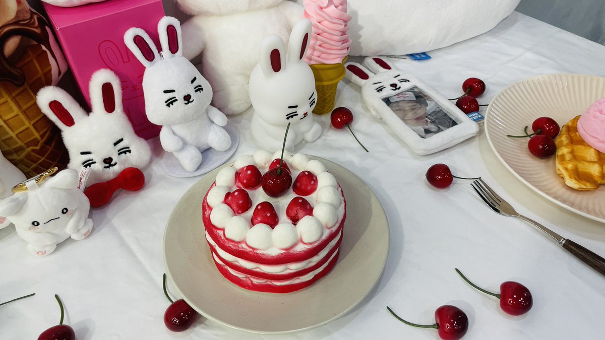 📍𝐂𝐀𝐅𝐄 𝐁𝐈𝐀𝐒

쿱스하면 떠오르는 핑크핑크🩷
아기자기하게 너무 잘 꾸며져있던 곳
토끼로 가득찬 테이블이 귀여웠고
메인포스터 뜨자마자 
꼭 가야겠다고 생각했던 곳이였는데 
기본특전 자석도 같은 사진이라 심쿵!
직접 가보니 더더욱 좋았어요!!

#체리의_31번째_주빌리