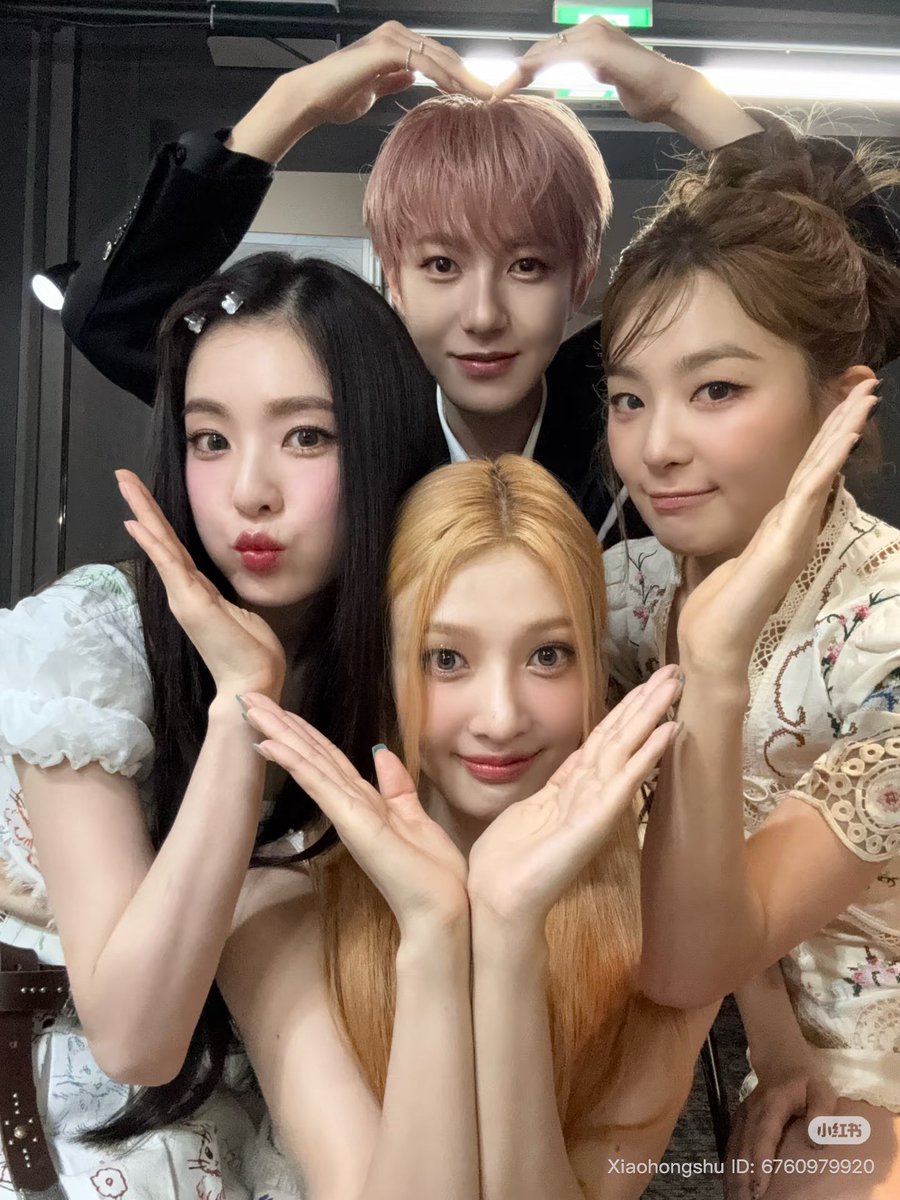 renjun making a big heart with red velvet noonas 😆💖