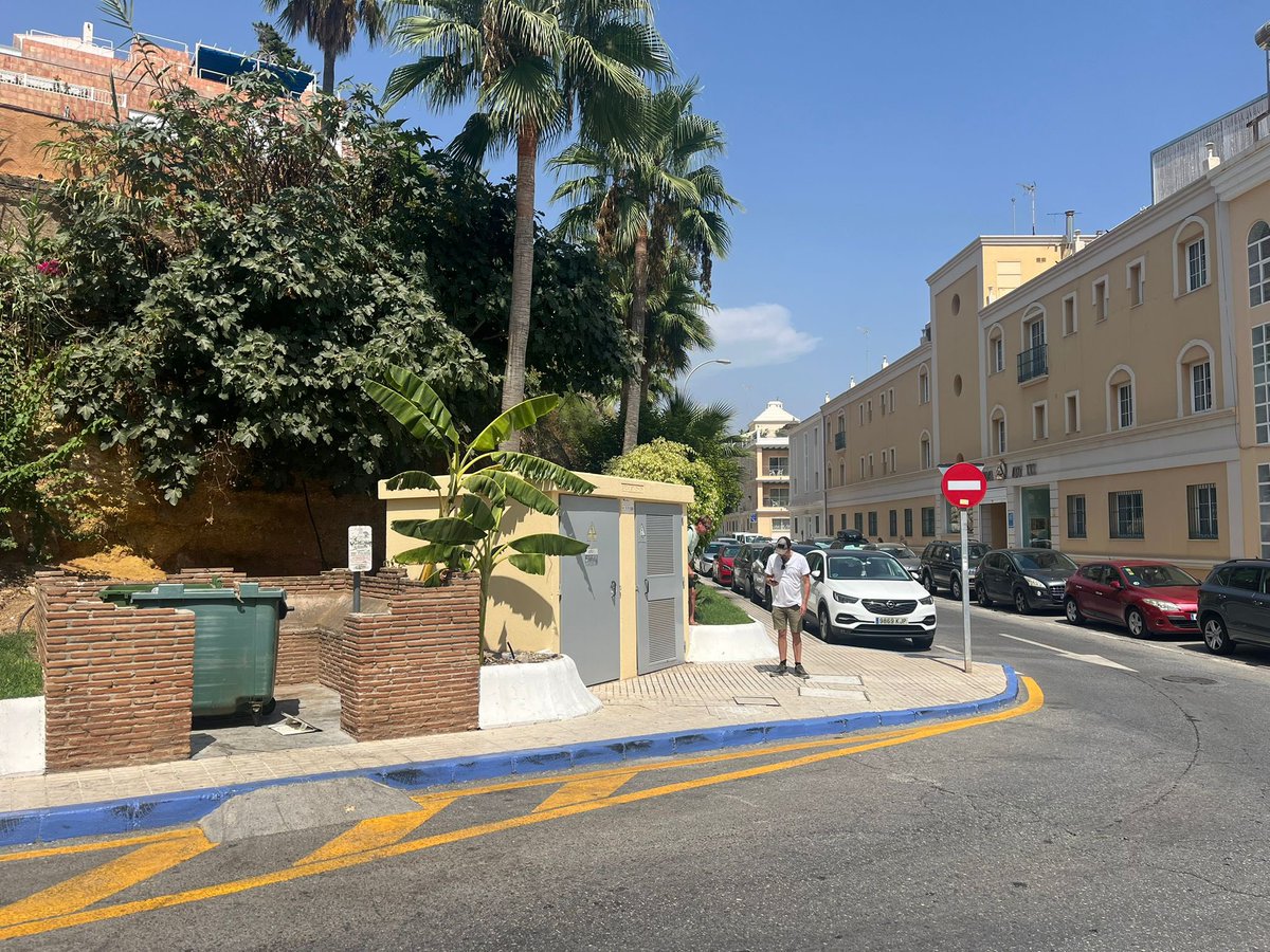 Ongaunited's tweet photo. Vi är i södra Spanien och blivit bestulna på våra solstolar..
Är det någon som vill crowd-funda ett inköp för nya..?
Vi ställde dom senast igår eftermiddag bakom det här el-skåpet och trodde tydligen att vi var i Oxelösund., https://t.co/vph5BOXO6j