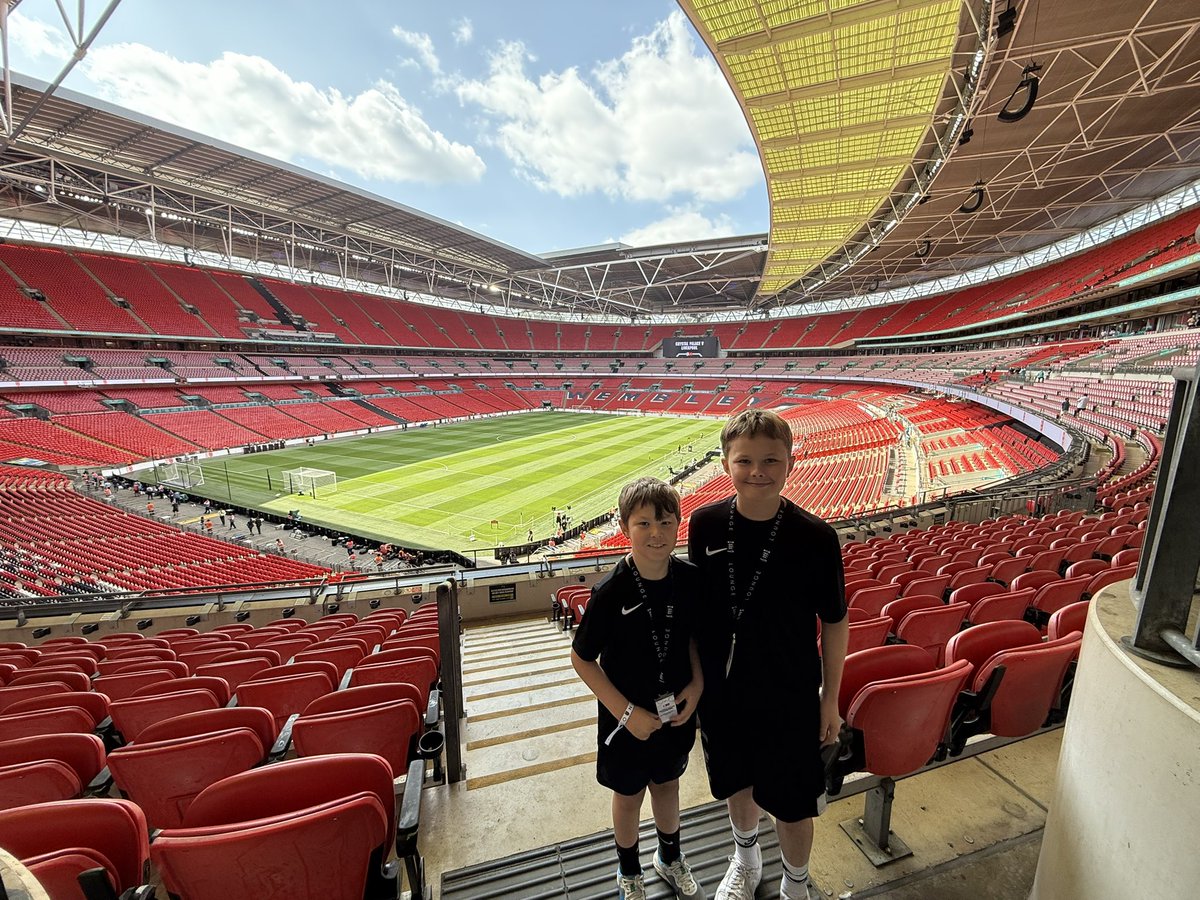 HamblePhil's tweet image. A big day out for the boys at Wembley.  Andrew’s first outing at hospitality

Luke just asked Razor if he knows Stevie G to his reply “he used to clean my boots” 😂😂

Great experience for the boys