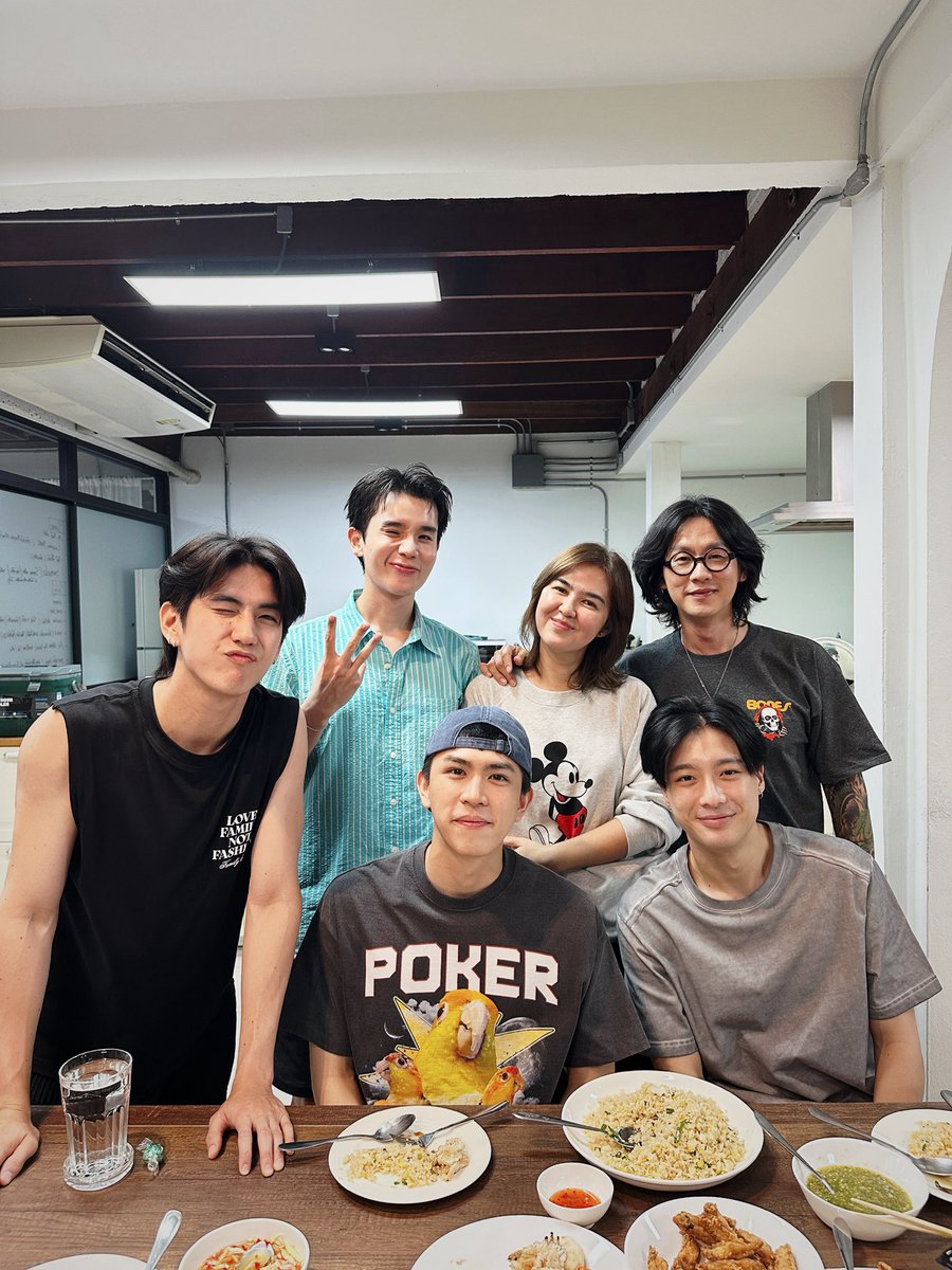 งงมาก เค้าไลฟ์กันอยู่โดยใช้ห้องที่ออฟฟิศชั้นสองห้อง เสียงสะท้อนกันไปมา

#MyMagicProphecyEP3