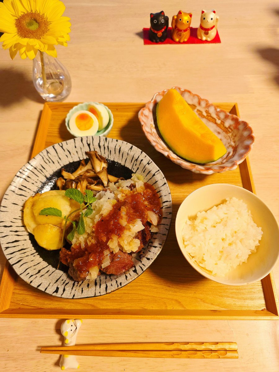 晩御飯はステーキでした🍳
玉ねぎソースもりもり！
母が遊びにきていて朝から忙しない日でした🫠
#和食 #おうちごはん #今日の献立 #手料理 #魚料理 #ヘルシーメニュー #晩ごはん #健康ごはん #豊かな食卓 #家庭料理 #自炊 #花のある暮らし #器好き #和食器 #美味しい #幸せごはん #おうち時間